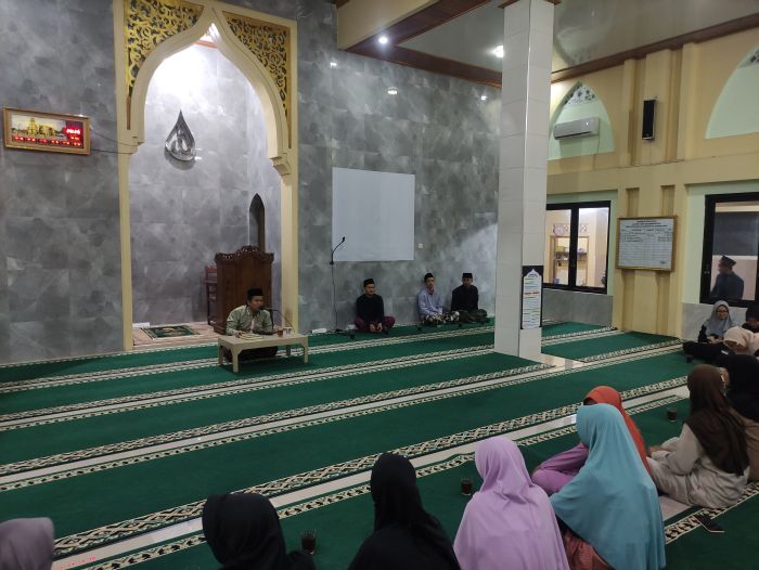 Ketua Kelompok KKN UIN Saizu Jadi Pemateri dalam Acara Pengajian Remaja Masjid Baiturrahman Banjareja   