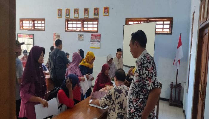 PEMBAGIAN KARTU KKS DI DESA BANJAREJA 01