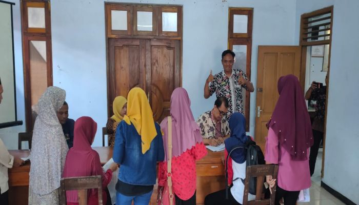 PEMBAGIAN KARTU KKS DI DESA BANJAREJA