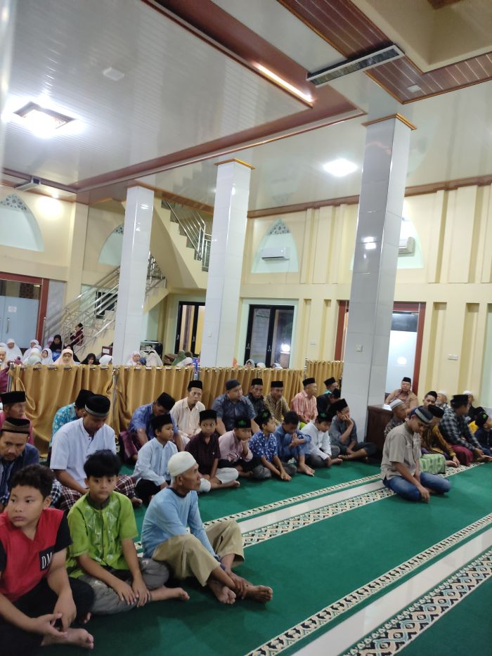 Sejumlah Mahasiswa UIN Saizu Khusyuk Ikuti Gerakan Salat Subuh Berjamaah di Dusun Tangkilan Banjareja 02