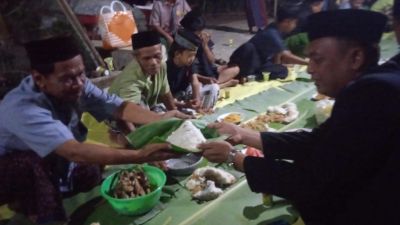 Jalan di Wilayahnya Diaspal, Warga Pacor Satu RT 02 Desa Banjareja Gelar Syukuran Tumpengan