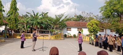 Perangkat Desa Banjareja Bersama Civitas Akademik SDN 1 Banjareja Peringati Hari Pahlawan