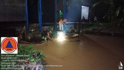 Dua Hari Dua Malam Tim Destana Banjareja Berjibaku Atasi Luapan Air Kali Gombong